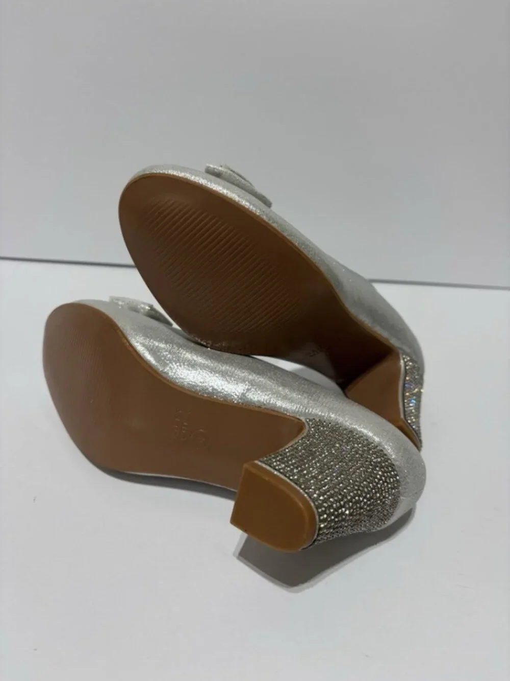 Badgley Mischka Kids’ Sparkle Studded Bow Pumps, Girls’ Size 4 M